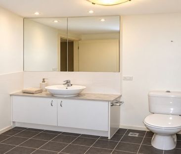 Stylish & Spacious Two-Bedroom Apartment in the Heart of Prahran! - Photo 4