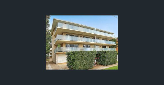 Well maintained beachside apartment on first level - Photo 1