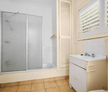 NEAT AND TIDY UNIT | CENTRAL LOCATION | CLOSE TO TRAINS - Photo 1