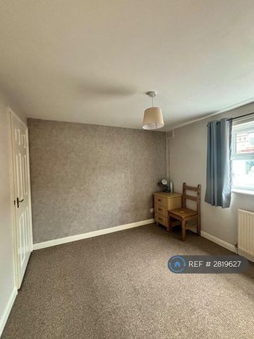 2 bedroom semi-detached house to rent - Photo 5