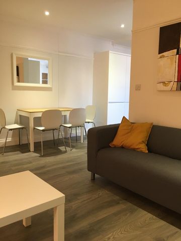 6 Bed Semi-Detached House, Ripstone Gardens, SO17 - Photo 5