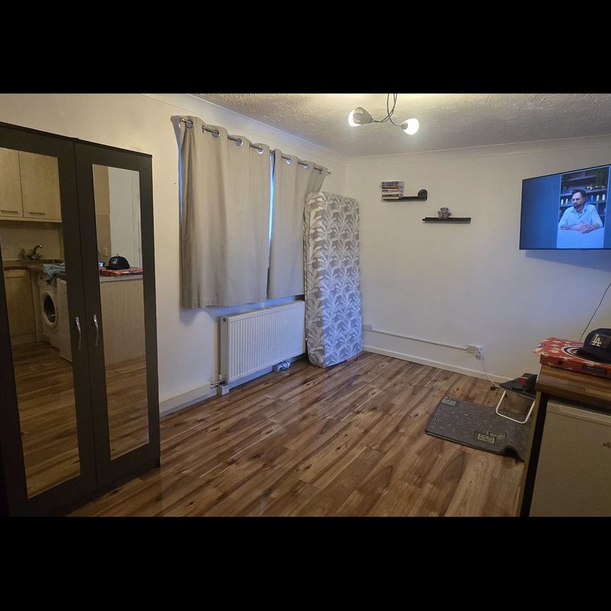 Studio Flat, Ruthin Close, LU1 - Photo 1