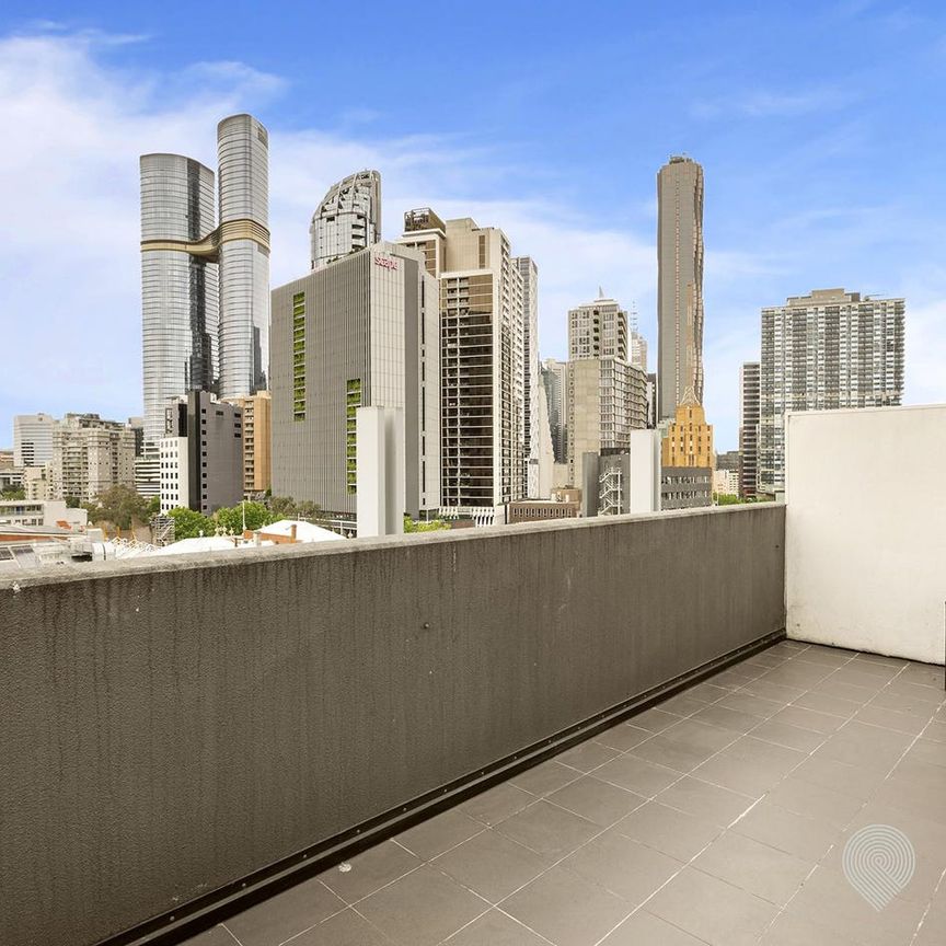 Renovated top floor studio with views from large terrace - Photo 1