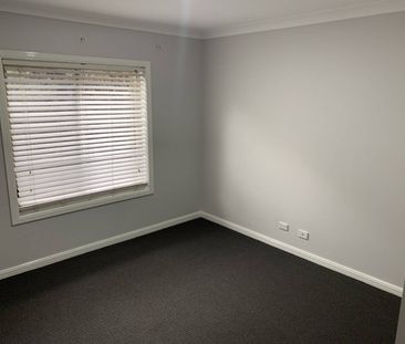 Fresh paint and carpet - Large Five Bedroom Home - Photo 4