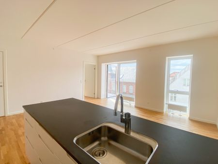 Nybygget 4-værelses lejlighed med central beliggenhed - Photo 5
