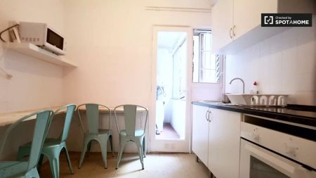 Double bed in Room in a shared 5-bedroom apartment for rent in El Gòtic, professionals only. - Photo 4