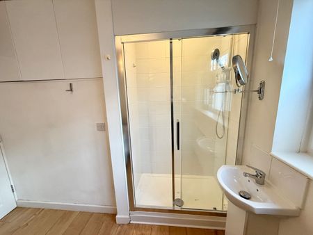 4 Bed Maisonette, Malcolm House, N1 - Photo 3