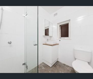 2 bedroom Lower Duplex Apartment with Oversized Private Garden - Photo 5