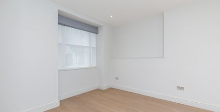 Located on a beautiful garden square, this three double bedroom apartment offers ample living space with excellent storage and fantastic transport links. - Photo 4