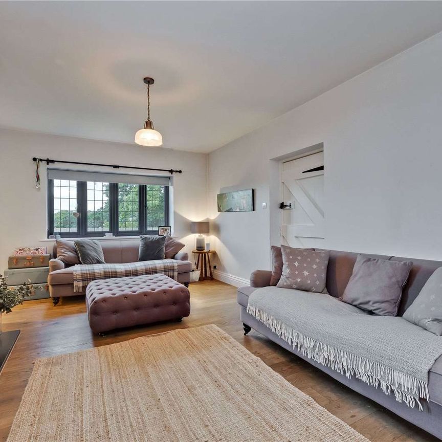 A semi-detached character cottage with a modern interior in the sought after village of Frensham. - Photo 1