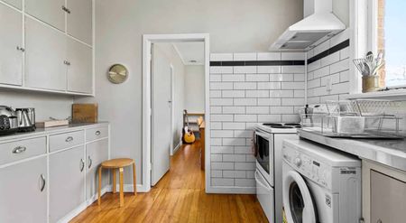 Wooden floor family home - Photo 5