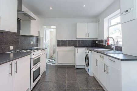 Seventh Avenue, Manor, E12 - Photo 2