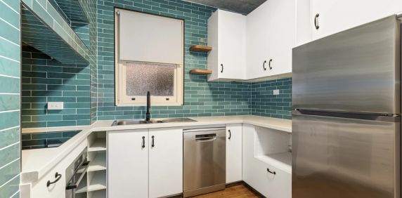 Charming Renovated Two-Bedroom Apartment in Prime St Kilda Location - Photo 2