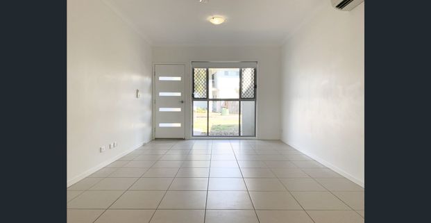 Modern 3 Bedroom Townhouse!! - Photo 1