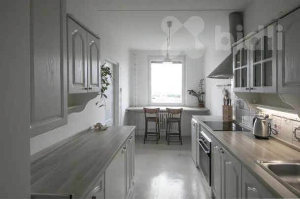 k pronájmu světlý byt 3+1 s prosklenou lodžií a úchvatným panoramatickým výhledem na celou Prahu. - Photo 1