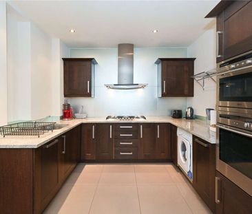 Beautifully refurbished 3rd floor flat with three double bedrooms available in a recently refurbished conversion in South Kensington. - Photo 1