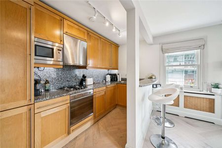 Bright two-bedroom flat moments from Clapham Junction - Photo 5