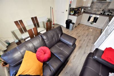 2 bedroom Flat in Aire Street, Leeds - Photo 2