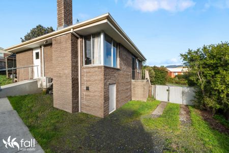 Spacious Family Home with a Large Garage - Photo 4