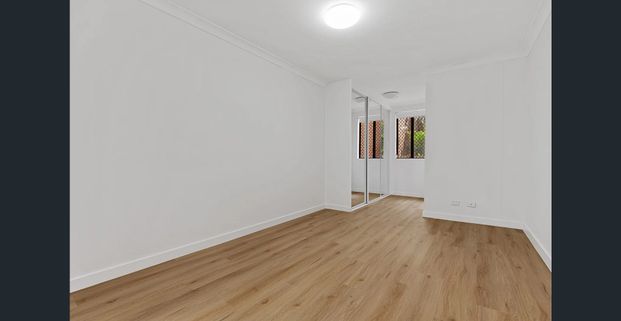 Private And Renovated Ground Floor Apartment - Photo 1