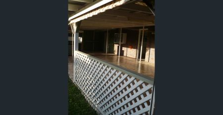 Large brick family home - close to shopping complex and University - Photo 3