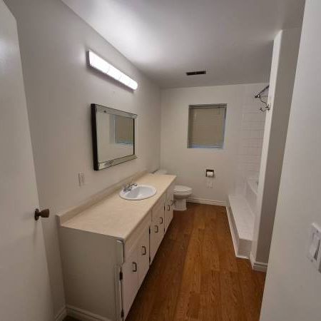 2 bed 1 bath 1200sqft bsmt - Photo 4