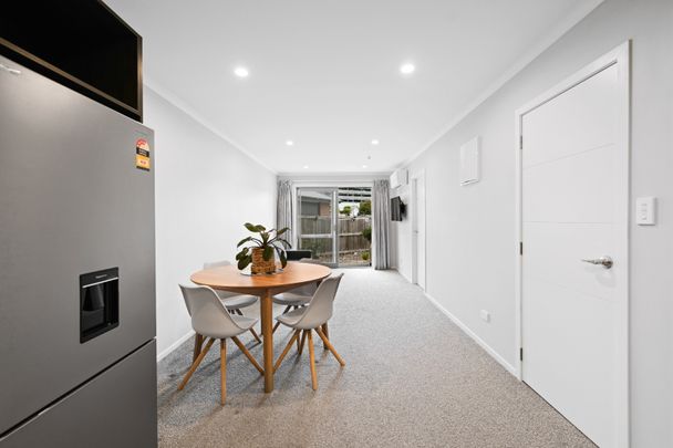 You will love the ease of living in this brand new studio apartment with a communal open-plan kitchen/ dining/ living area. - Photo 1