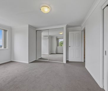Freshly Renovated, Three Bedroom Townhouse with Gas Cooking and Air... - Photo 4