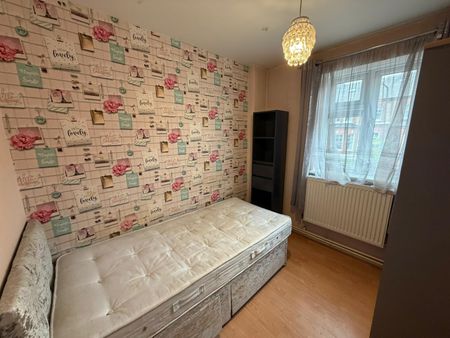 4 Bed Flat, Tristram Close, E17 - Photo 4