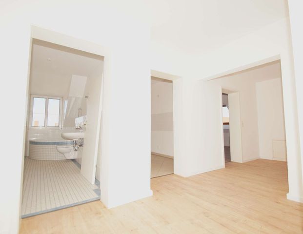 ++Erstbezug nach Sanierung – 1-Raumwohnung in Dachgeschoss an der Eisi++ - Foto 1