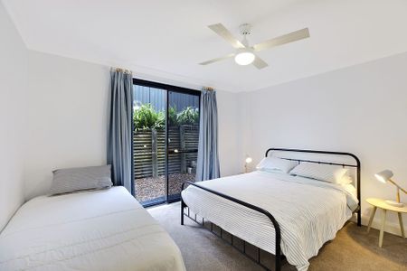 Oversized apartment with sweeping water views - Photo 2