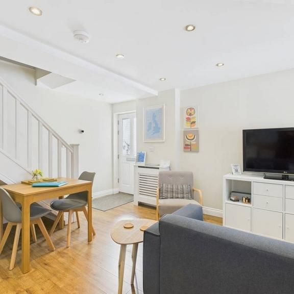 2 bedroom end of terrace house to rent - Photo 1