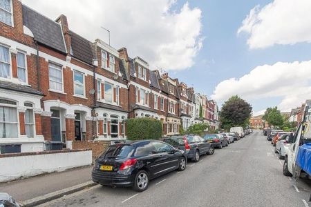 First floor 2 bedroom property located in the heart of Crouch End - Photo 3