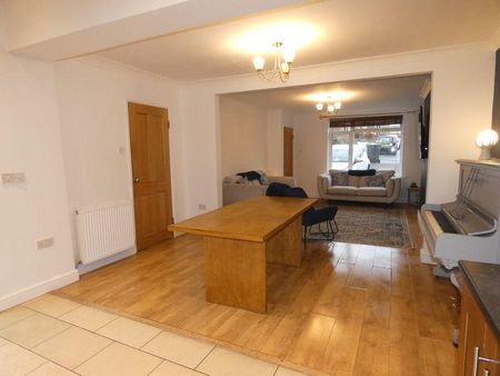 3 bedroom semi-detached house to rent - Photo 4