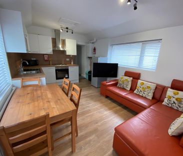 This Victorian townhouse is just a 2 minute walk to Singleton Park ... - Photo 3