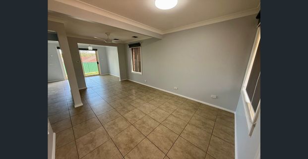 FRESHLY RENOVATED 3 BEDROOM TOWNHOUSE!! - Photo 1