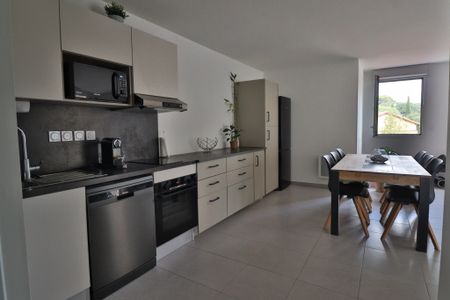 Location Appartement 3 pièces 69m² NIMES 30000 - Photo 4