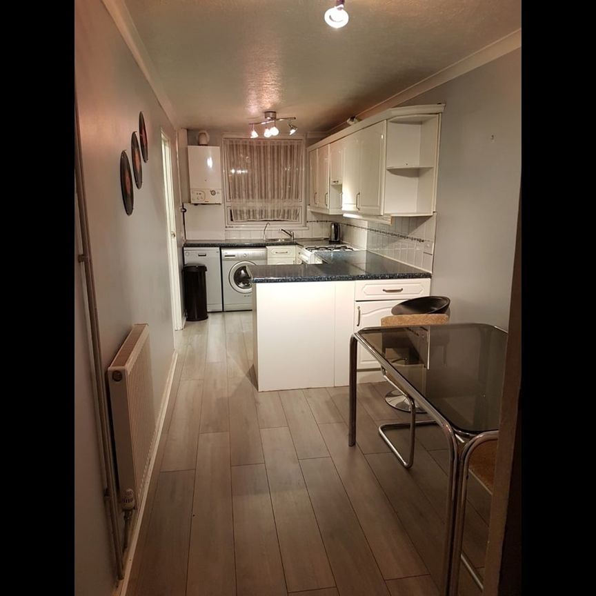 Room in a Shared House, Willow Tree Close, SW18 - Photo 1