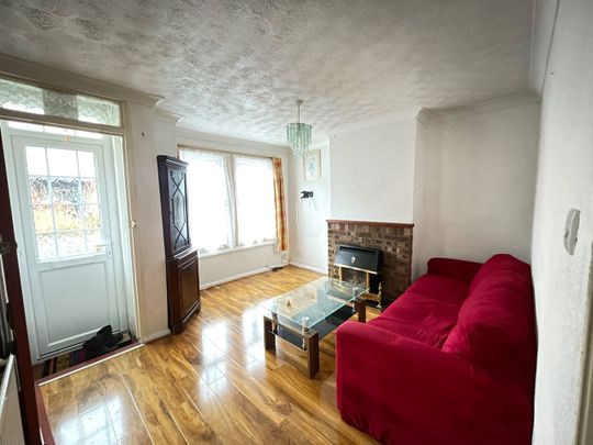 3 Bed Terraced House, Culver Lane, RG6 - Photo 1