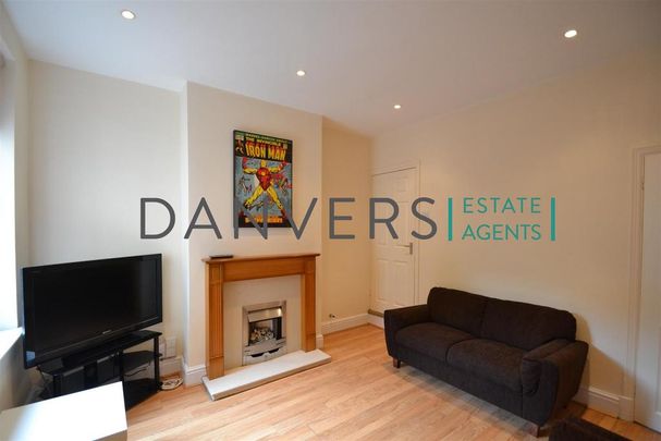 4 bedroom end of terrace house to rent - Photo 1