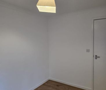 4 bedroom semi-detached house to rent - Photo 5