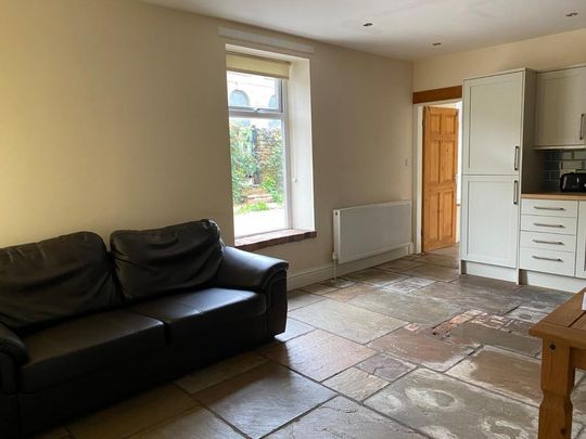 4 bedroom semi-detached house to rent - Photo 1