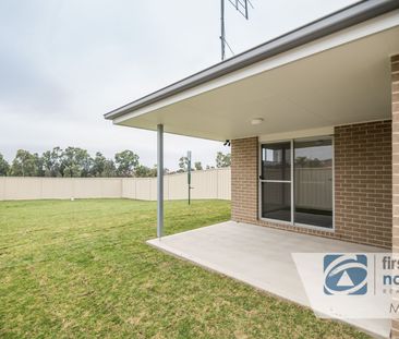 4 BEDROOM FAMILY HOME - Photo 4