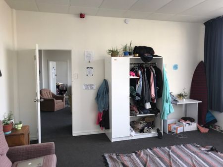 Awesome 6 Bedroom Central City Crash Pad for 2026 - Photo 5