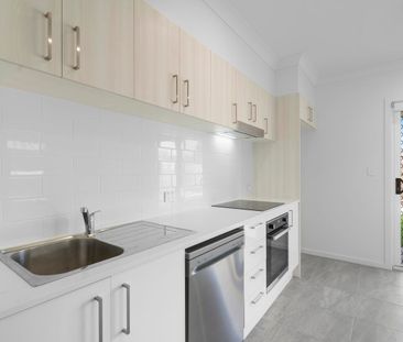 Modern 2-bedroom Duplex in beautiful estate! - Photo 3