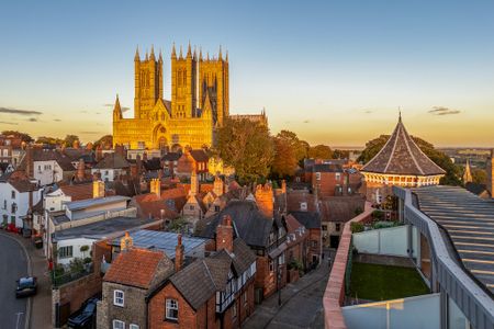 4 bedroom Apartment to let - Photo 3