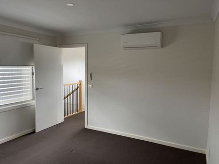 2/32 Dundee Street, Reservoir, VIC 3073 - Photo 2