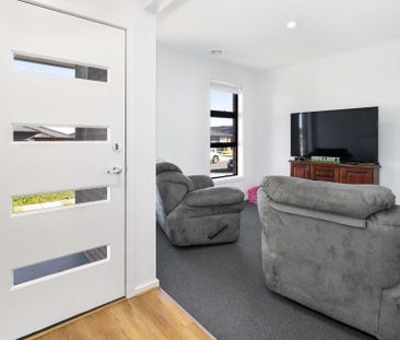 MODERN FAMILY HOME IN PRIME LOCATION - Photo 3