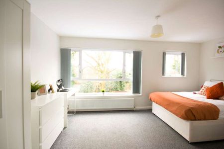 Sociable & spacious property with six ensuites, lounge and garden - Photo 4