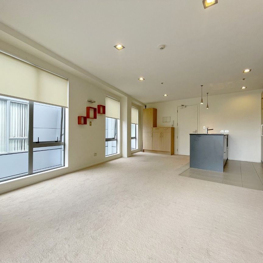 Spacious 2 bedroom apartment next to St Lukes mall - Photo 1